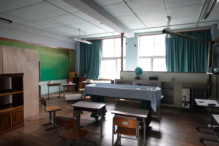 利用人数を検討する旧学校の教室