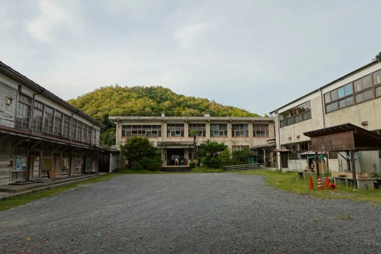 旧小学校の校舎と中庭