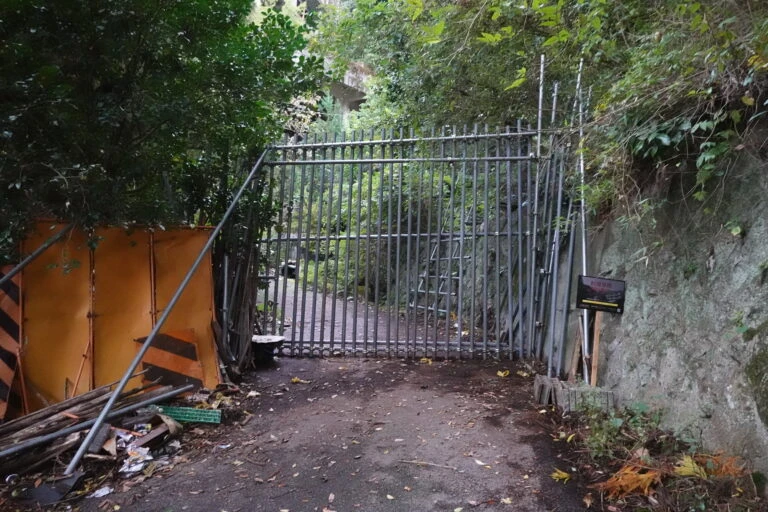 立入りを制限した建物の入口